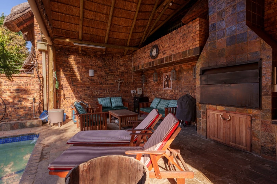 5 Bedroom Property for Sale in Faerie Glen Gauteng