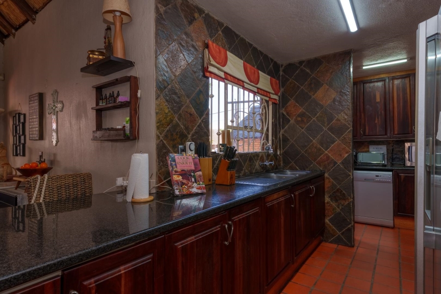 5 Bedroom Property for Sale in Faerie Glen Gauteng