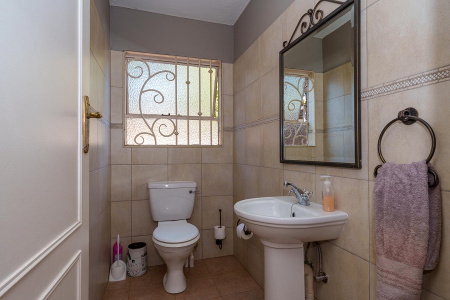 5 Bedroom Property for Sale in Faerie Glen Gauteng