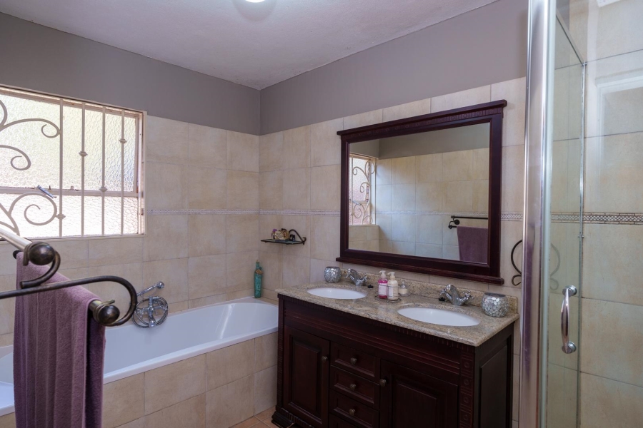 5 Bedroom Property for Sale in Faerie Glen Gauteng