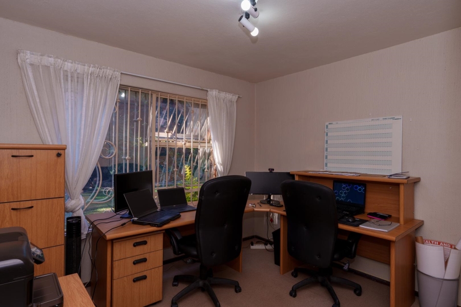 5 Bedroom Property for Sale in Faerie Glen Gauteng