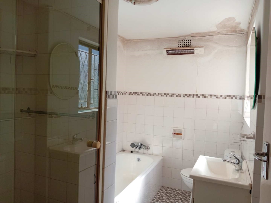 To Let 4 Bedroom Property for Rent in Lombardy East Gauteng