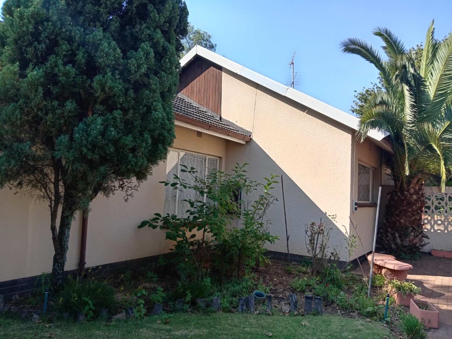 To Let 4 Bedroom Property for Rent in Lombardy East Gauteng