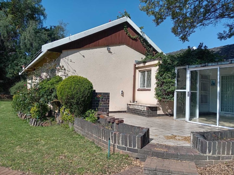 To Let 4 Bedroom Property for Rent in Lombardy East Gauteng