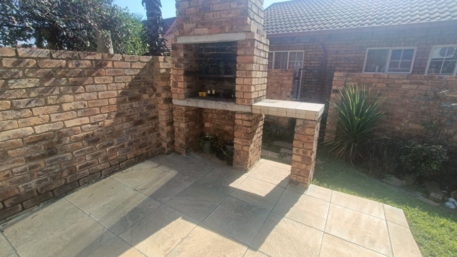 2 Bedroom Property for Sale in Zwartkop Gauteng