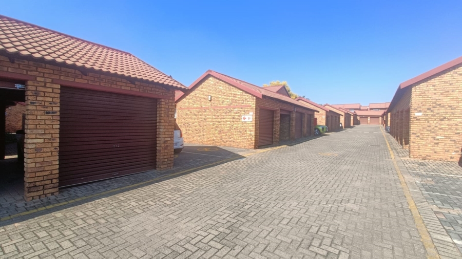 2 Bedroom Property for Sale in Zwartkop Gauteng