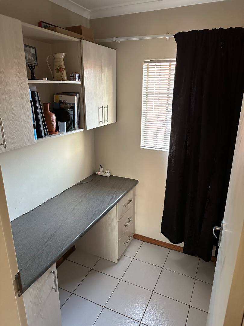 To Let 1 Bedroom Property for Rent in Die Hoewes Gauteng