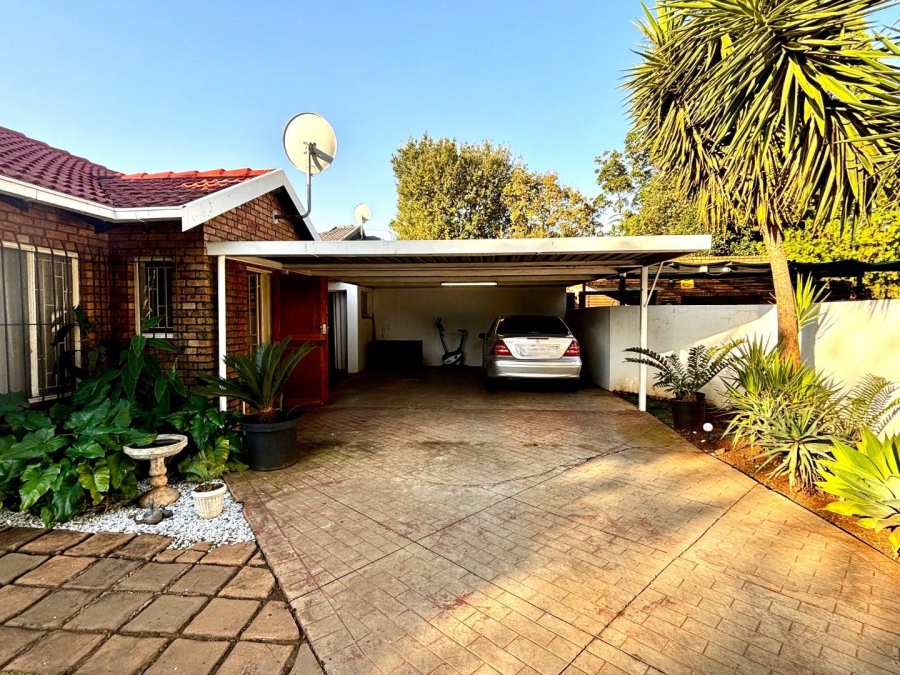 2 Bedroom Property for Sale in Zwartkop Gauteng
