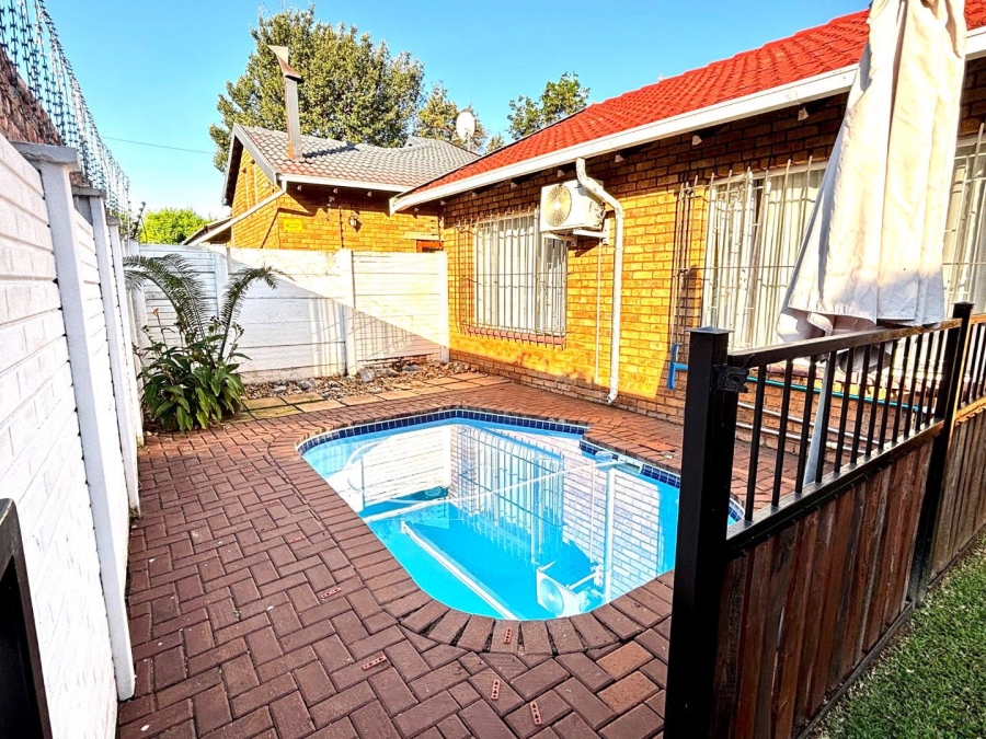 2 Bedroom Property for Sale in Zwartkop Gauteng