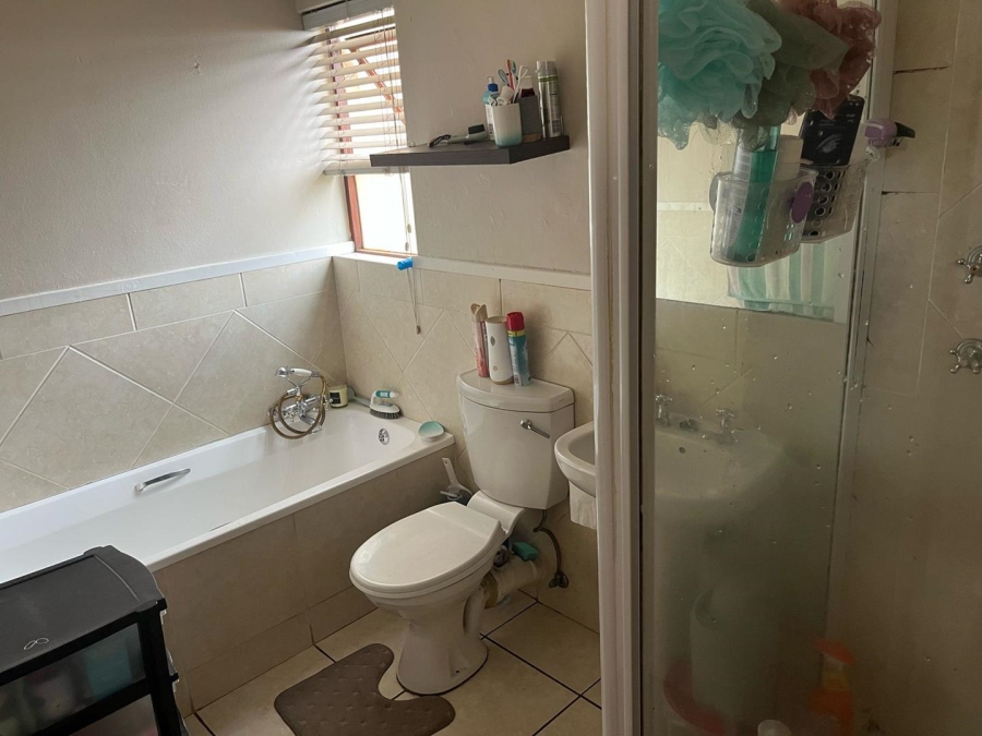 To Let 1 Bedroom Property for Rent in Lonehill Gauteng
