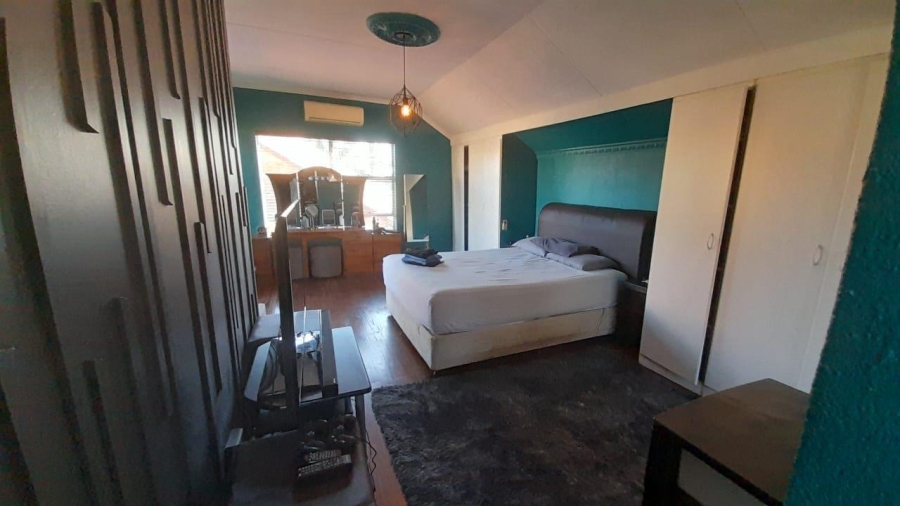 4 Bedroom Property for Sale in Glen Marais Gauteng