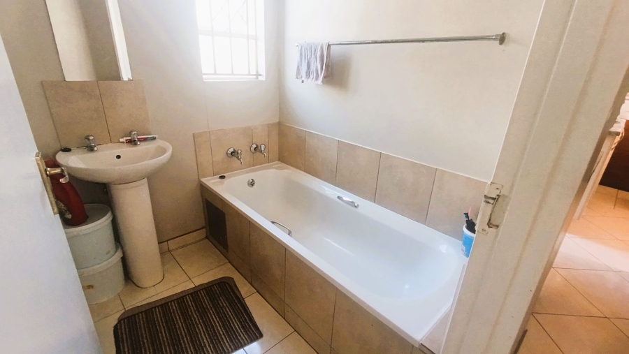 3 Bedroom Property for Sale in Clayville Gauteng