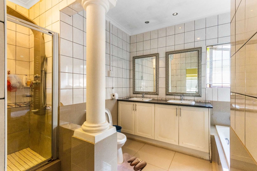 5 Bedroom Property for Sale in Moreleta Park Gauteng