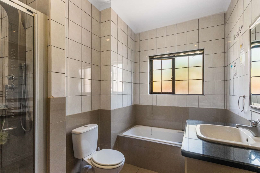 5 Bedroom Property for Sale in Moreleta Park Gauteng