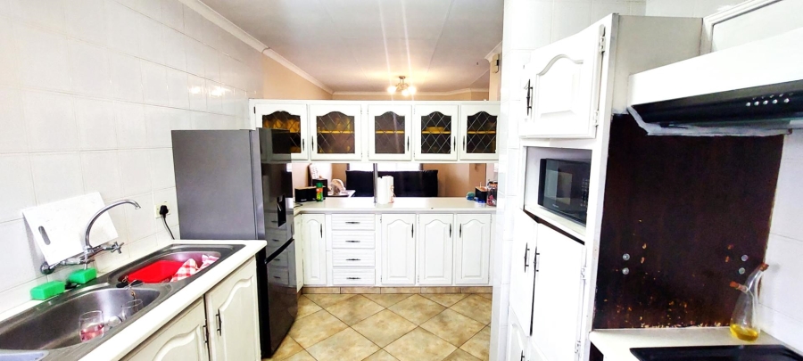To Let 2 Bedroom Property for Rent in Glenvista Gauteng