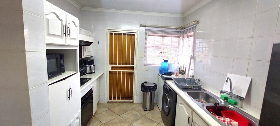 To Let 2 Bedroom Property for Rent in Glenvista Gauteng