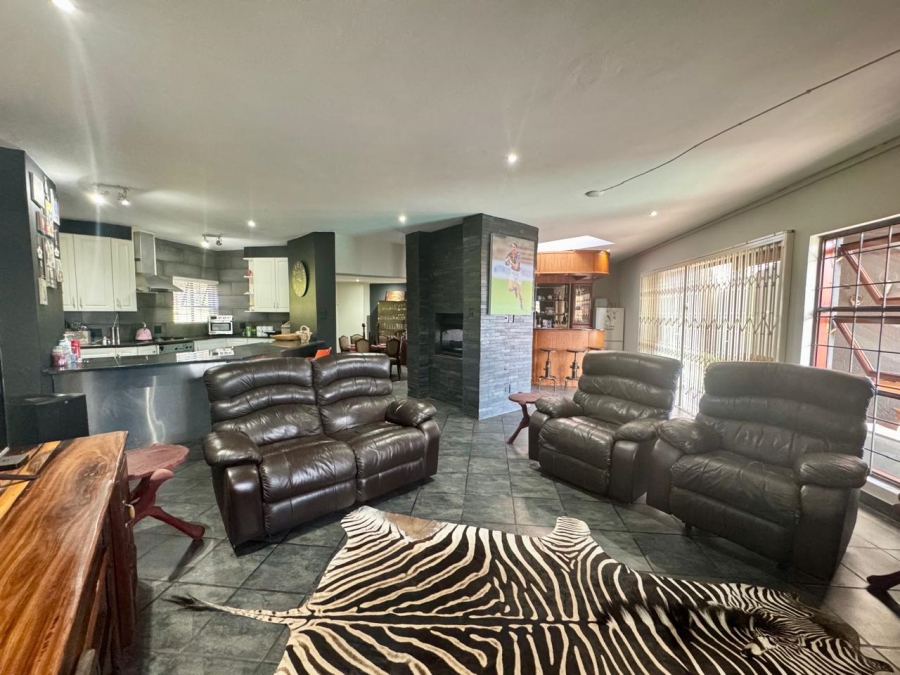 To Let 4 Bedroom Property for Rent in Waterkloof Ridge Gauteng