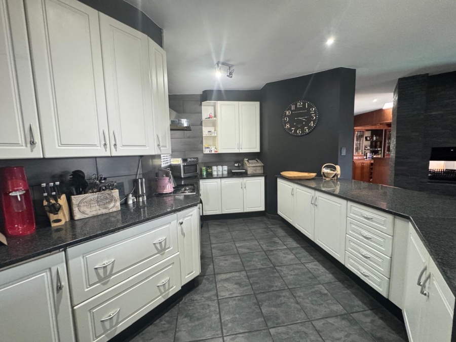 To Let 4 Bedroom Property for Rent in Waterkloof Ridge Gauteng