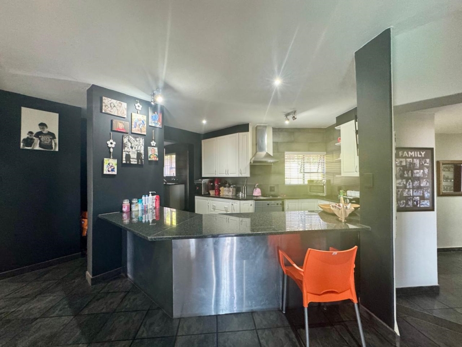 To Let 4 Bedroom Property for Rent in Waterkloof Ridge Gauteng