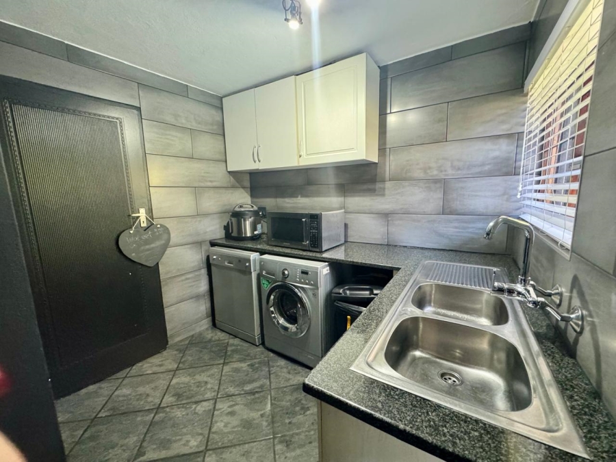 To Let 4 Bedroom Property for Rent in Waterkloof Ridge Gauteng