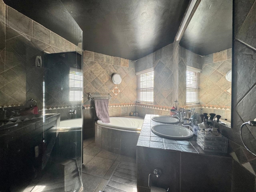 To Let 4 Bedroom Property for Rent in Waterkloof Ridge Gauteng