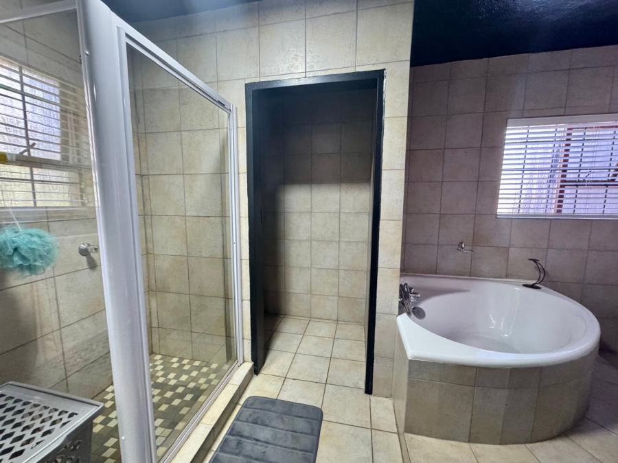 To Let 4 Bedroom Property for Rent in Waterkloof Ridge Gauteng