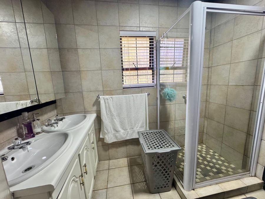 To Let 4 Bedroom Property for Rent in Waterkloof Ridge Gauteng