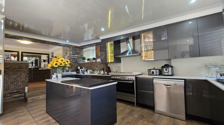 5 Bedroom Property for Sale in Raceview Gauteng