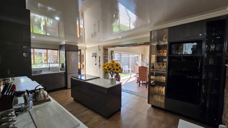 5 Bedroom Property for Sale in Raceview Gauteng