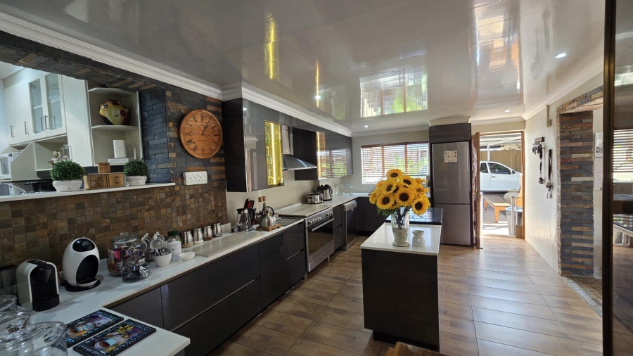 5 Bedroom Property for Sale in Raceview Gauteng