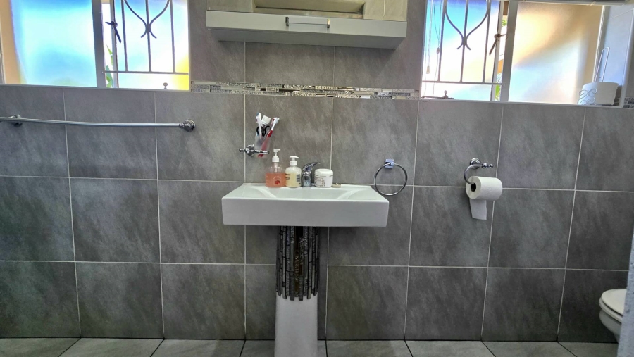 5 Bedroom Property for Sale in Raceview Gauteng