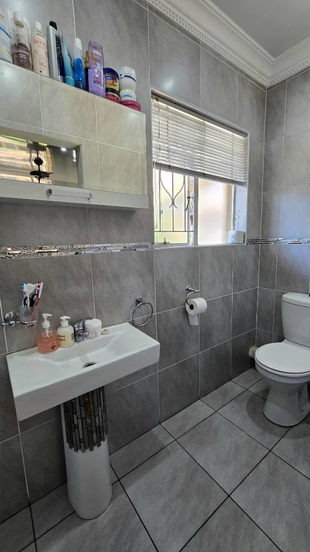 5 Bedroom Property for Sale in Raceview Gauteng