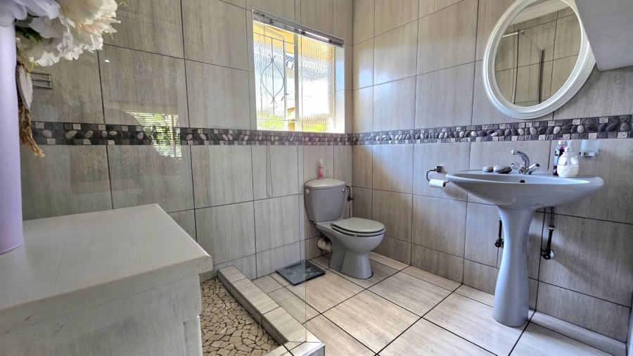 5 Bedroom Property for Sale in Raceview Gauteng