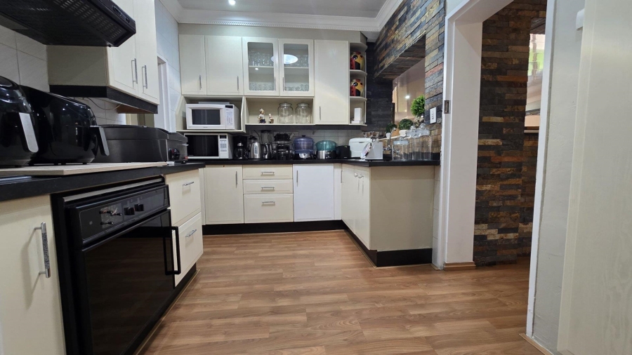 5 Bedroom Property for Sale in Raceview Gauteng