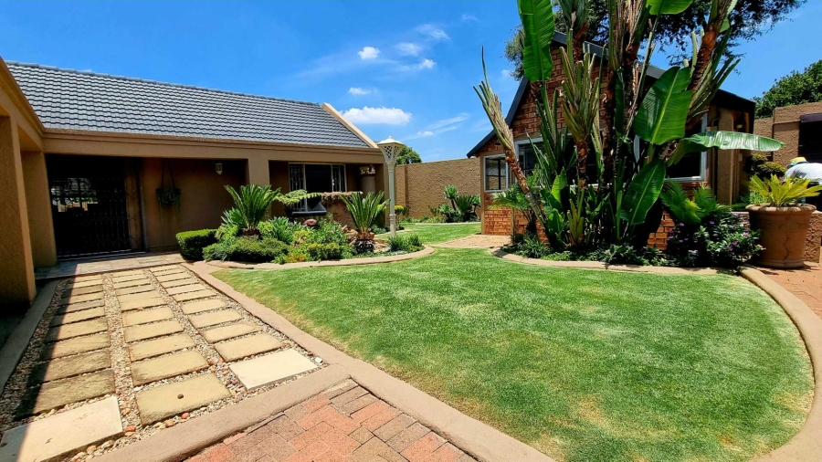 5 Bedroom Property for Sale in Raceview Gauteng