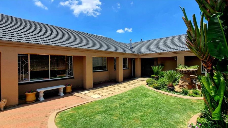 5 Bedroom Property for Sale in Raceview Gauteng