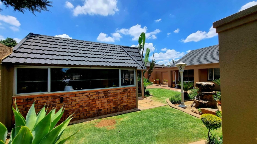 5 Bedroom Property for Sale in Raceview Gauteng