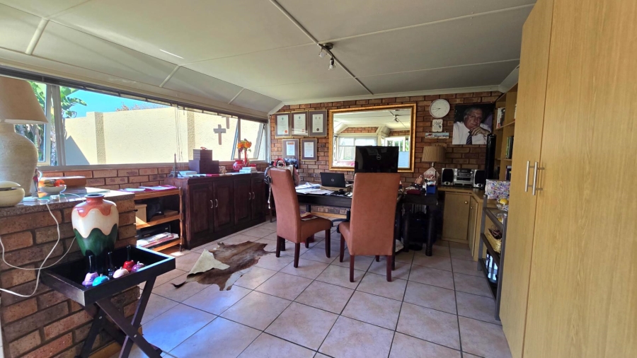5 Bedroom Property for Sale in Raceview Gauteng