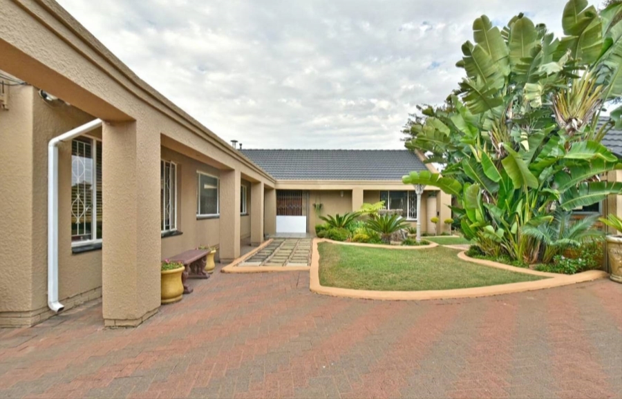 5 Bedroom Property for Sale in Raceview Gauteng