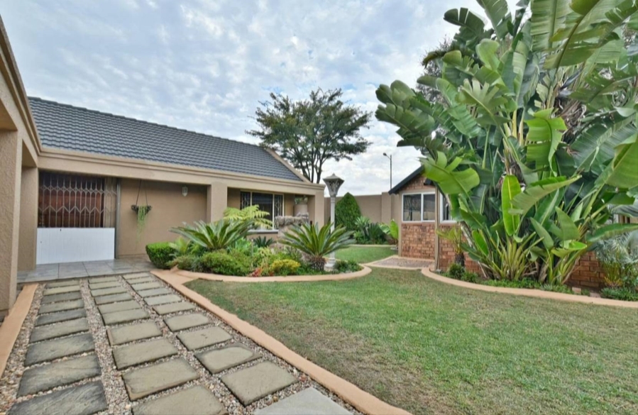 5 Bedroom Property for Sale in Raceview Gauteng