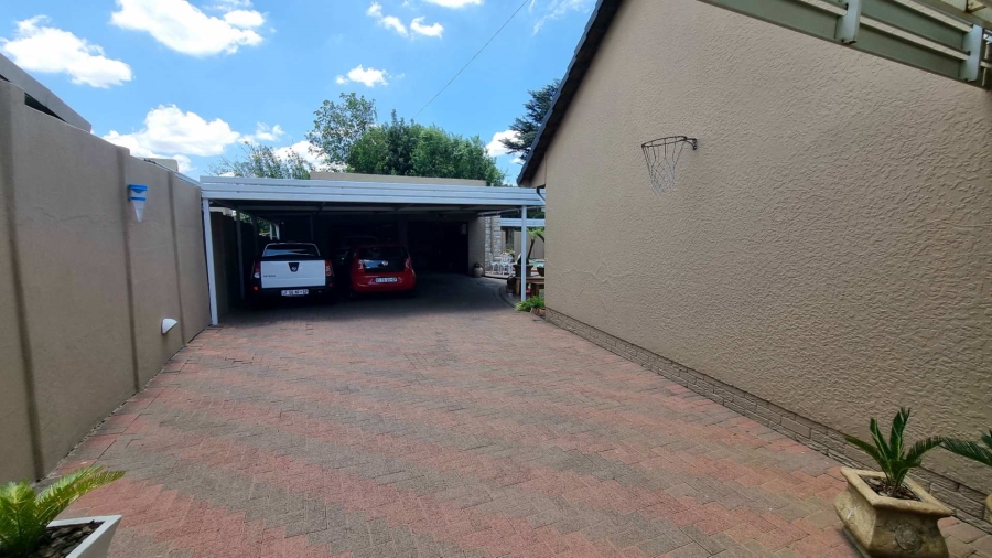 5 Bedroom Property for Sale in Raceview Gauteng
