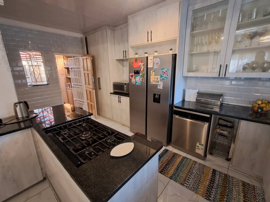6 Bedroom Property for Sale in Mayfield Gauteng