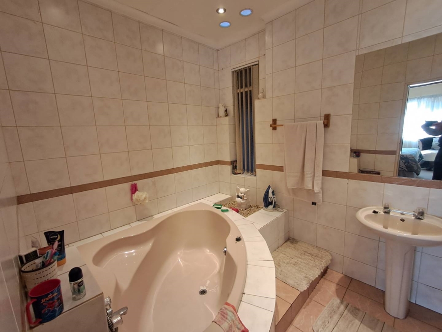 6 Bedroom Property for Sale in Mayfield Gauteng