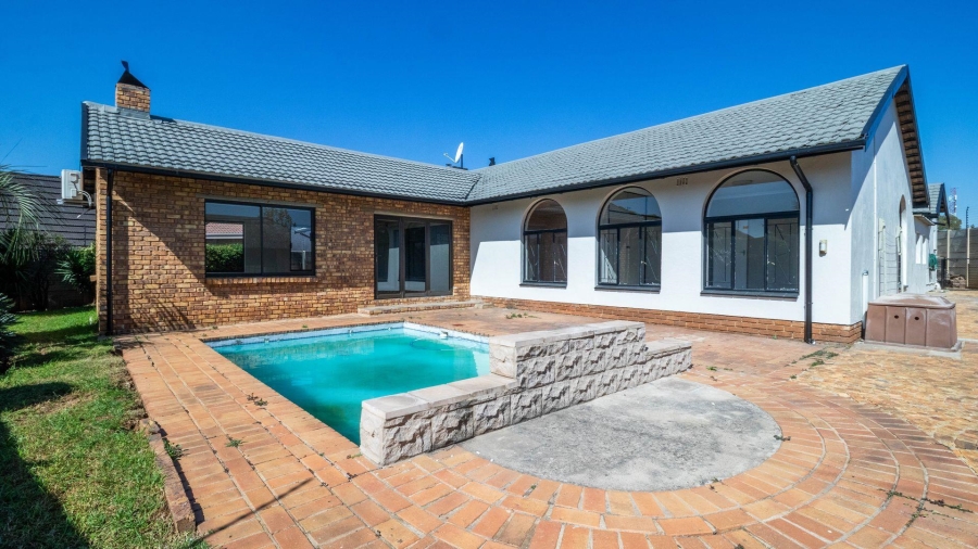 4 Bedroom Property for Sale in East Geduld Gauteng