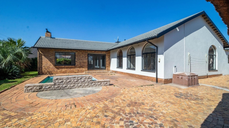 4 Bedroom Property for Sale in East Geduld Gauteng