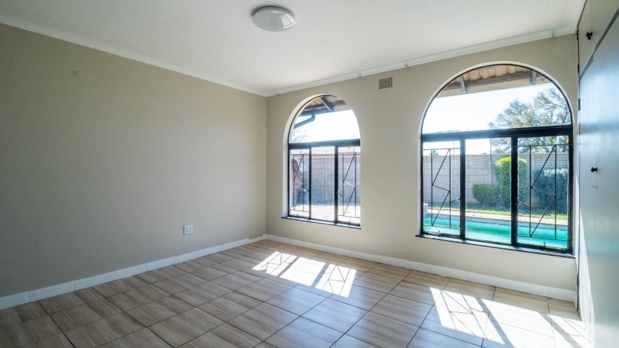 4 Bedroom Property for Sale in East Geduld Gauteng