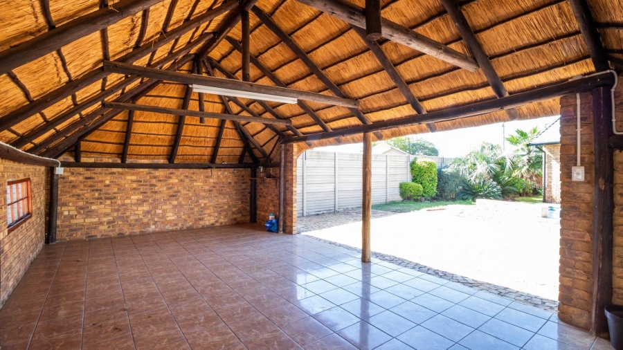 4 Bedroom Property for Sale in East Geduld Gauteng