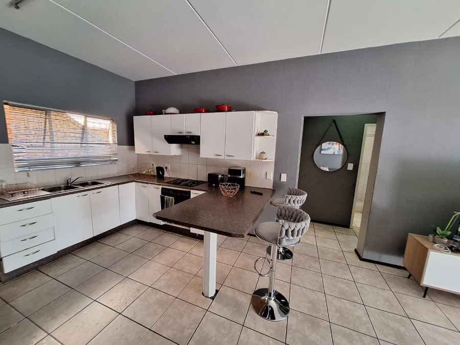 To Let 2 Bedroom Property for Rent in Weltevreden Park Gauteng