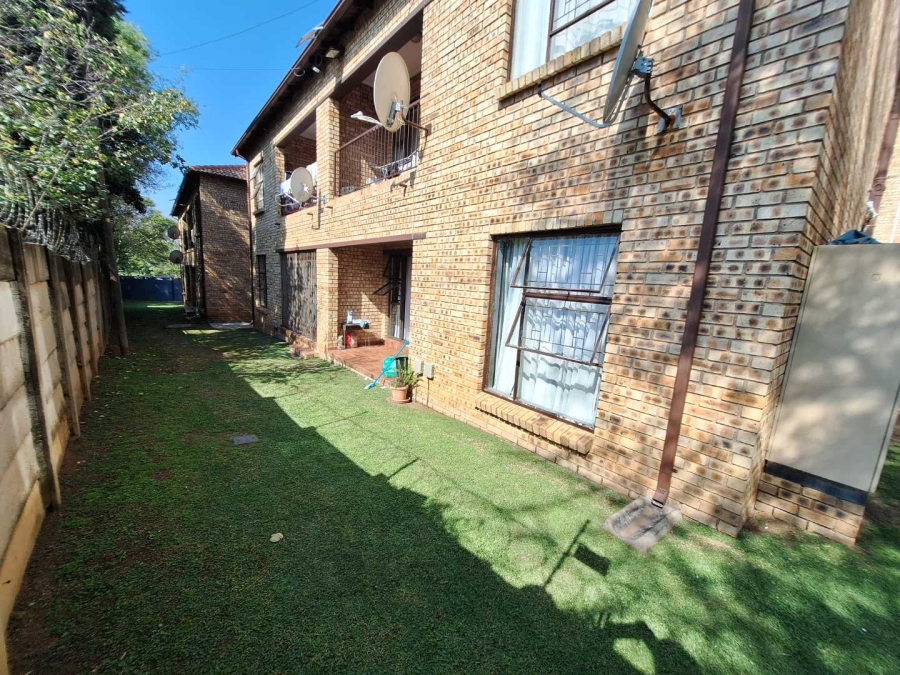 To Let 2 Bedroom Property for Rent in Weltevreden Park Gauteng