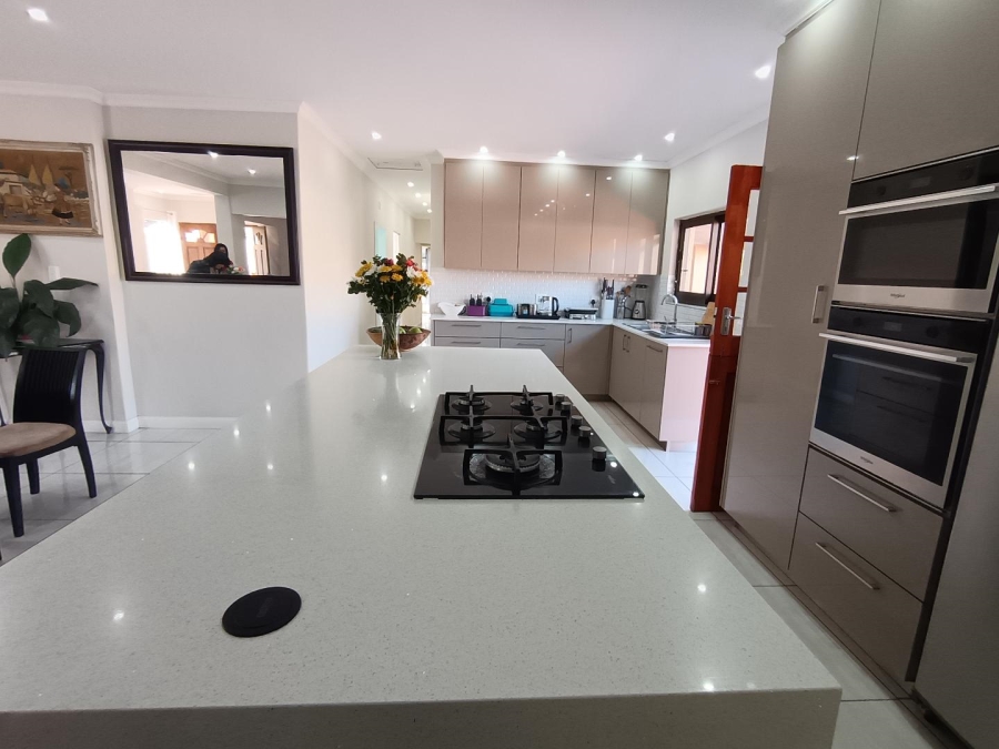 6 Bedroom Property for Sale in Brackendowns Gauteng